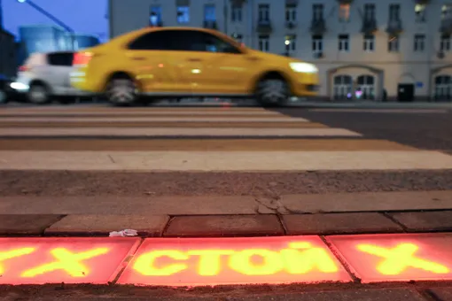 В России начали тестировать электронные дорожные знаки для борьбы с превышением скорости