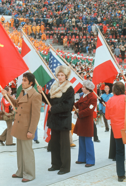 Знаменосец Владислав Третьяк (по центру) на открытии Олимпиады в Инсбруке, 1976 год.