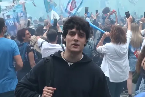 Помните блогера, снявшего обзор на круассаны на фоне протестов в Париже? Теперь он пробует неаполитанскую пиццу во время празднования победы «Наполи»