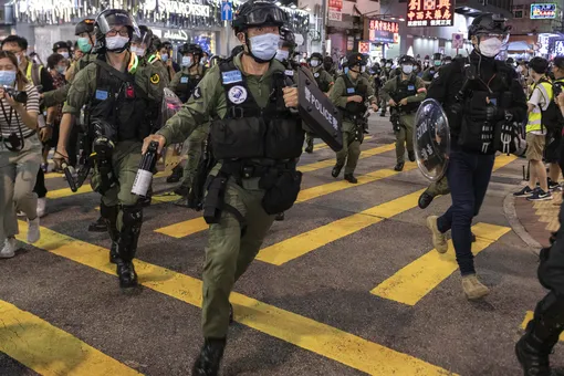 В Гонконге во время разгона протестов силовики жестко задержали 12-летнюю девочку. Она настаивает, что шла за школьными принадлежностями