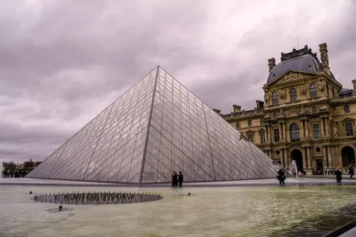 Ограбление Лувра: задержаны двое подозреваемых, музейного охранника заподозрили в сговоре с грабителями Ограбление Лувра: задержаны двое подозреваемых, музейного охранника заподозрили в сговоре с грабителями