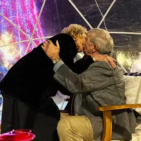 Пожилые соседи обручились после того, как прожили рядом более 40 лет. Видео с обменом клятвами стало вирусным в сети