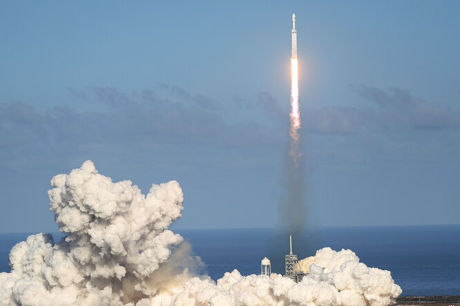 «Похоронный полет»: SpaceX запустит в космос Falcon Heavy с прахом 152 человек