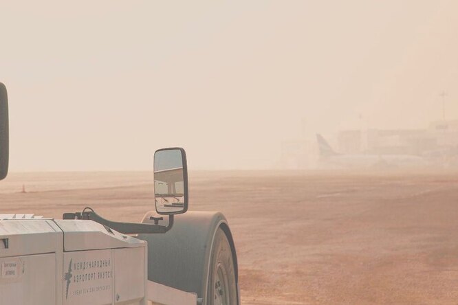 В Якутске закрыли аэропорт из-за густого дыма. Более 50 населенных пунктов региона накрыло дымом от лесных пожаров