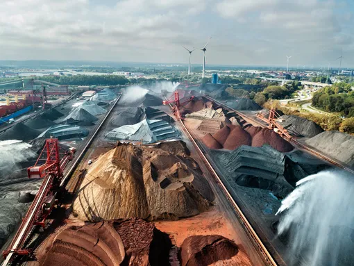 Гамбург, Германия Через гавань Ганзапорт Германия получает уголь и железную руду. Транспортные корабли разгружают при помощи четырех исполинских кранов. Отсюда уголь и руду по железной дороге и по рекам отправляют на сталелитейные заводы по всей стране. Каждый год Ганзапорт принимает по несколько миллионов тонн груза; большая часть процессов в гавани автоматизирована.