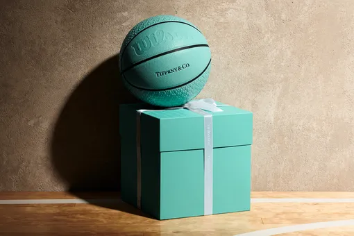 Tiffany & Co. и художник Дэниел Аршам выпустили баскетбольный мяч в фирменном голубом цвете