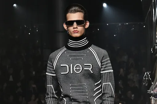 Dior перенесли мужской показ из-за забастовок «желтых жилетов» Dior перенесли мужской показ из-за забастовок «желтых жилетов»