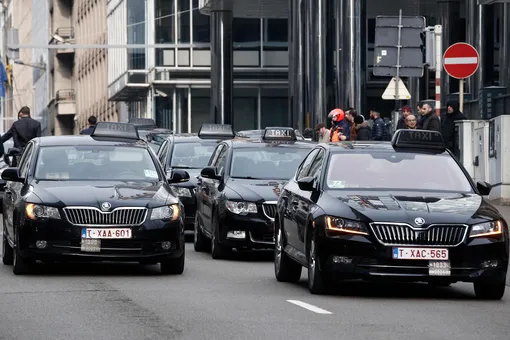 В Брюсселе Uber временно приостановил работу в рамках протеста водителей, которым запретили пользоваться телефонами за рулем