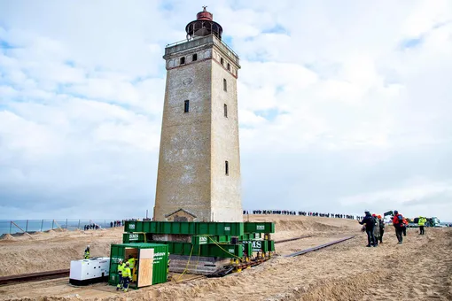 В Дании передвинули 720-тонный маяк, который мог оказаться под водой из-за эрозии почвы