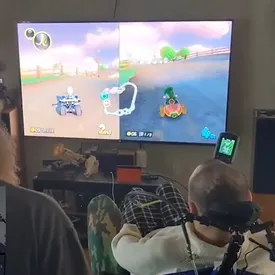 Парализованный мужчина с вживленным мозговым имплантом Neuralink сыграл в Mario Kart с отцом силой мысли Парализованный мужчина с вживленным мозговым имплантом Neuralink сыграл в Mario Kart с отцом силой мысли