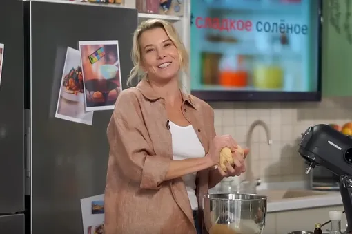 Кулинарные навыки Юлии Высоцкой стали мемом. В соцсетях убеждены, что актриса и ведущая шоу «Едим дома» «на самом деле плохо готовит»