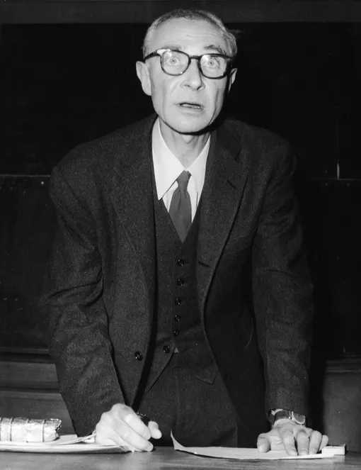Джулиус Роберт Оппенгеймер ведет лекцию в Сорбонне, 24 апреля 1958 года