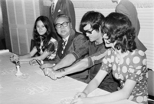 Брюс Ли, актриса Нора Мяо и режиссер «Кулака ярости» Ло Вай, 1971 год
