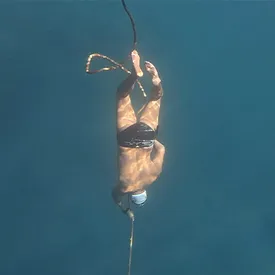 Дайвер попал в Книгу рекордов Гиннесса, погрузившись под лед на глубину 56 метров Дайвер попал в Книгу рекордов Гиннесса, погрузившись под лед на глубину 56 метров