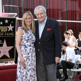 Дженнифер Энистон призналась, что в начале карьеры ее отец-актер посоветовал ей «найти настоящую работу» вместо съемок в кино