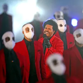 The Weeknd на Супербоуле станцевал с двойниками и «заблудился» в инсталляциях. И все не зря, ведь лучшее признание — это мемы