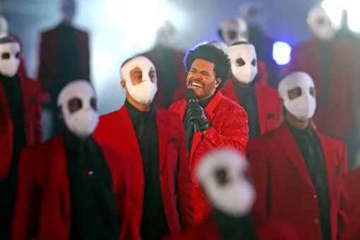 The Weeknd на Супербоуле станцевал с двойниками и «заблудился» в инсталляциях. И все не зря, ведь лучшее признание — это мемы