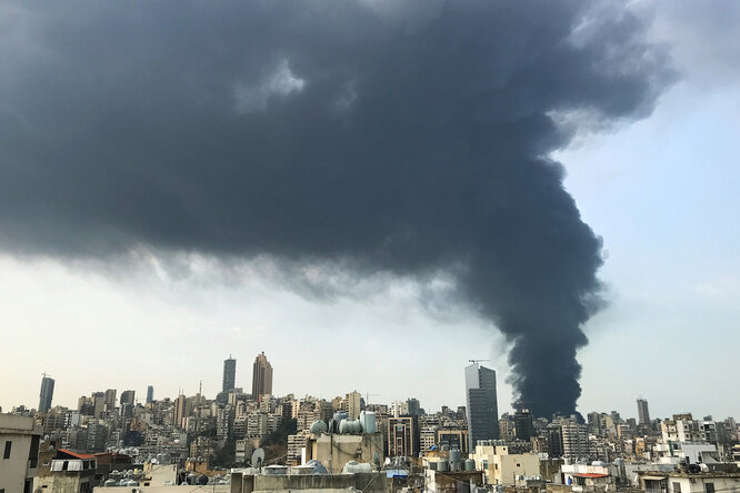 В порту Бейрута разгорелся сильный пожар. Месяц назад там произошел мощный взрыв, от которого пострадала половина города