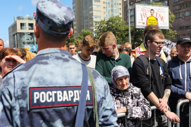 В Госдуме предложили считать очереди на пикеты массовыми акциями