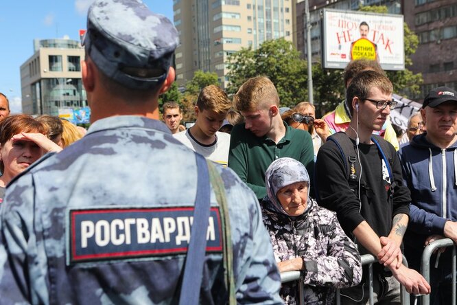 В Госдуме предложили считать очереди на пикеты массовыми акциями В Госдуме предложили считать очереди на пикеты массовыми акциями