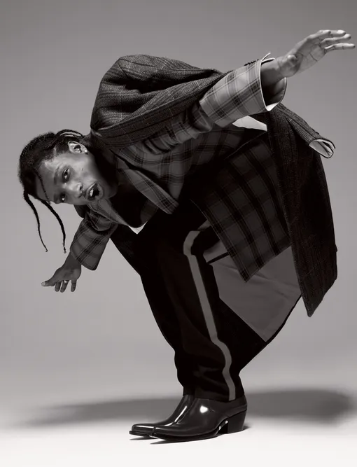 Пальто, брюки, ботинки — все Calvin Klein 205W39NYC.