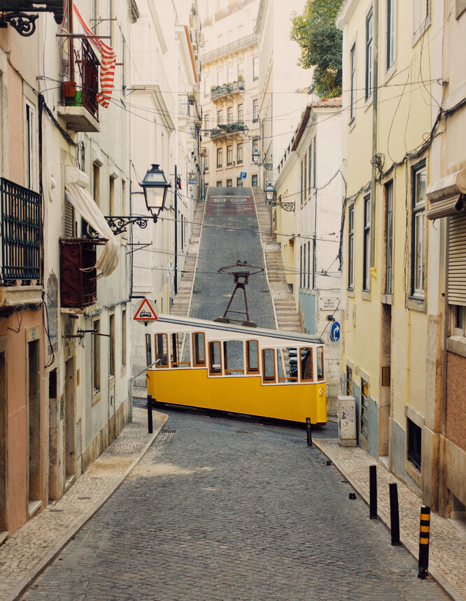 Фуникулер Bica, Лиссабон, Португалия.