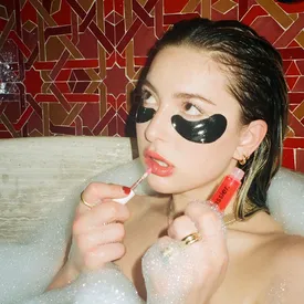 Дочь Стива Джобса Ева снялась в рекламной кампании косметической марки Glossier Дочь Стива Джобса Ева снялась в рекламной кампании косметической марки Glossier