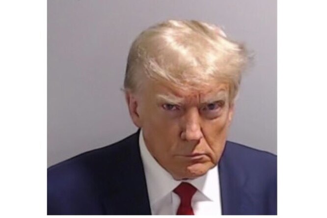 Тюремное фото Трампа разошлось на мемы. Экс-президента сравнивают с Линдси Лохан и Джокером