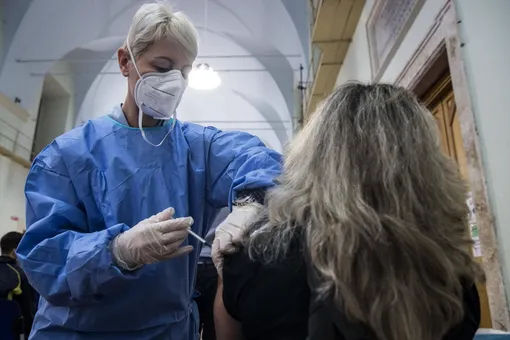 В Италии мужчина попытался получить инъекцию вакцины в силиконовую руку (неудачно)