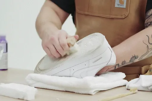Как чистить белые кроссовки: видеоинструкция