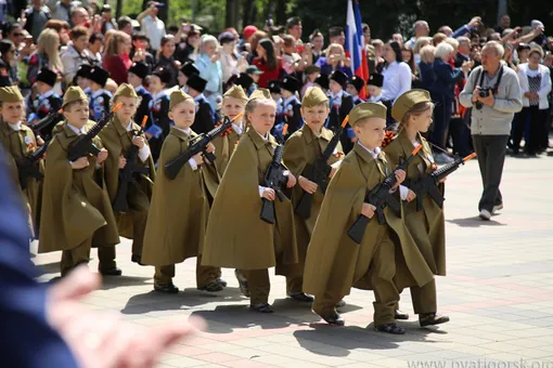 В Пятигорске провели «парад дошкольных войск», где дети прошлись с игрушечными винтовками в руках