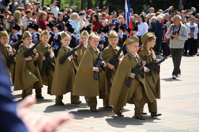 В Пятигорске провели «парад дошкольных войск», где дети прошлись с игрушечными винтовками в руках