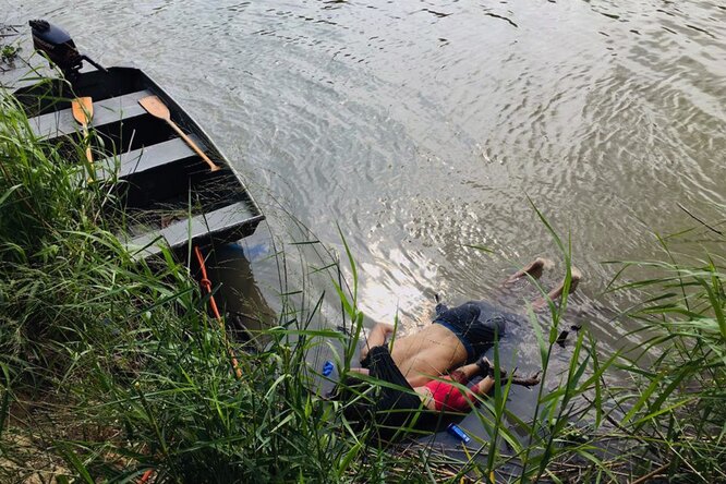 На границе с Мексикой погибли отец и его двухлетняя дочь. Они утонули, пытаясь переправиться в США