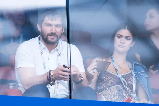 Нападающий клуба Национальной хоккейной лиги (НХЛ) «Вашингтон Кэпиталз» Александр Овечкин и его жена Анастасия Шубская