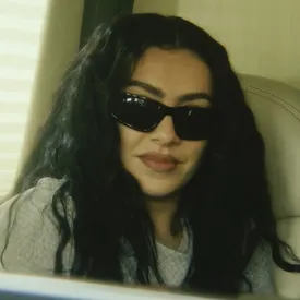 А24 показала первый трейлер фильма «Момент» c Charli XCX в главной роли