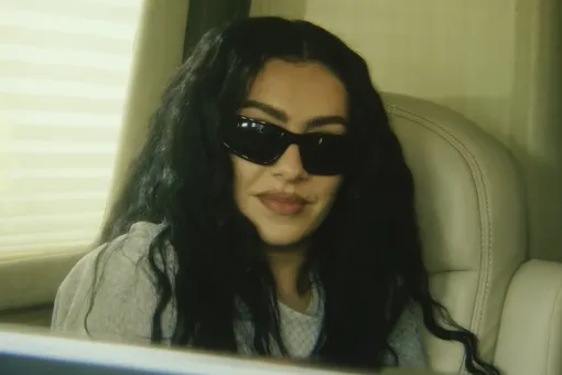 А24 показала первый трейлер фильма «Момент» c Charli XCX в главной роли