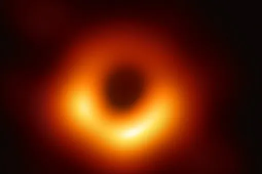 «Я знал, что видел это где-то раньше»: первое в истории фото черный дыры сравнили с оком Саурона и ямами на дорогах России