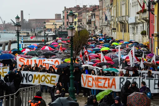 Тысячи жителей Венеции вышли на протест против наводнений и круизных лайнеров