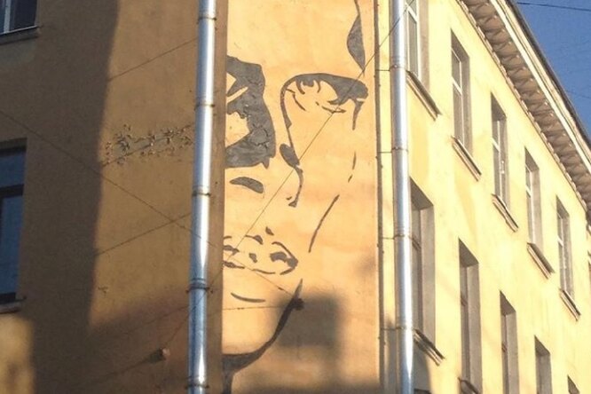 «Хармс с нами»: в Петербурге проходит флешмоб за сохранение граффити с портретом Даниила Хармса