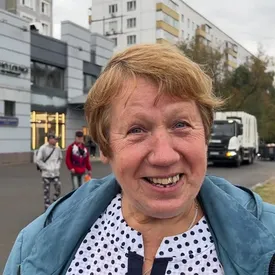 Британский журналист посвятил трогательную песню продавщице газет из Москвы, узнав, что у нее диагностировали рак