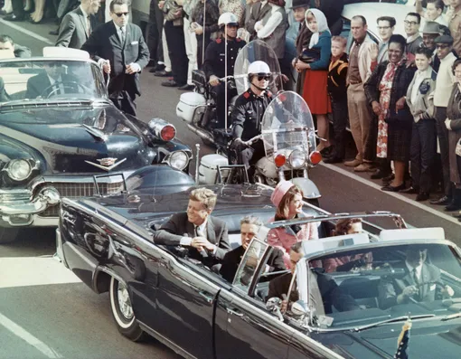 Джон Ф. Кеннеди и Жаклин Кеннеди 22 ноября 1963 года