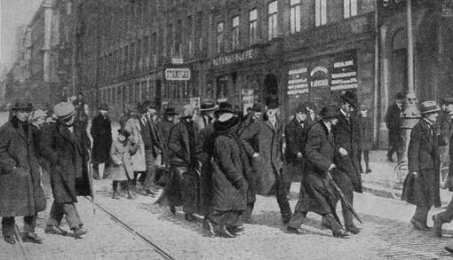 Ленин с товарищами на пути из Швейцарии в Россию