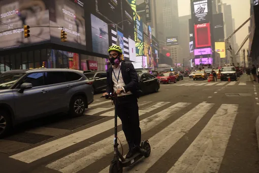 Житель Нью-Йорка едет по Таймс-сквер