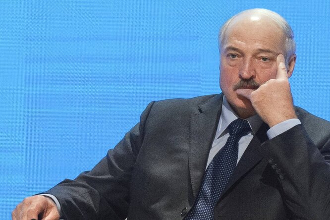 «Я стою перед вами на коленях впервые в жизни»: Александр Лукашенко пришел на митинг в Минске. Главное из речи президента