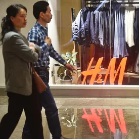 H&M бойкотируют в Китае из-за отказа от китайского хлопка. Компания приняла это решение после сообщений об использовании рабского труда