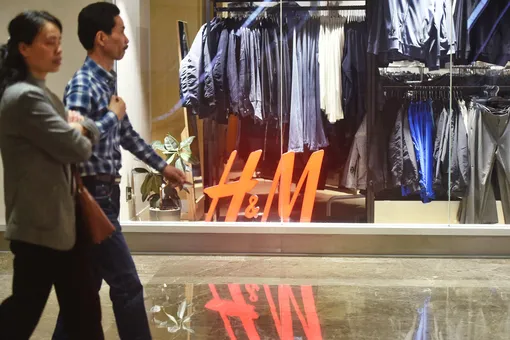 H&M бойкотируют в Китае из-за отказа от китайского хлопка. Компания приняла это решение после сообщений об использовании рабского труда