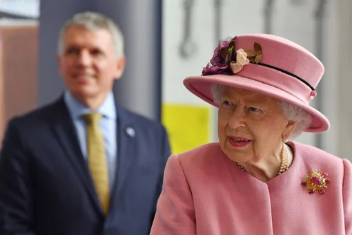 Королева Елизавета II впервые с марта 2020 совершила официальный визит. Ее осуждают за то, что она была без маски