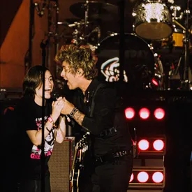 В США женщина потеряла сына на музыкальном концерте и нашла его поющим вместе с Green Day В США женщина потеряла сына на музыкальном концерте и нашла его поющим вместе с Green Day