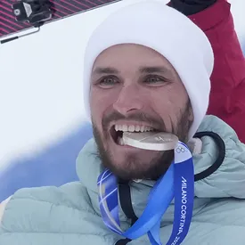 Единственный призер Олимпиады-2026 от России сломал свою медаль