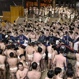 В Японии прошел «голый фестиваль». Шесть человек пострадали из-за давки